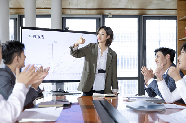 績效反饋：及時給予員工反饋，幫助員工提升