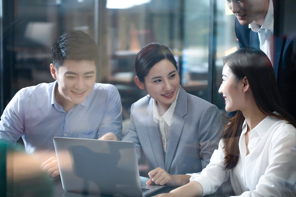 績效反饋：及時給予員工反饋，幫助員工提升