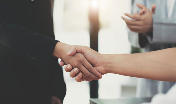 集團(tuán)如何建立和維護(hù)與戰(zhàn)略合作伙伴的關(guān)系？