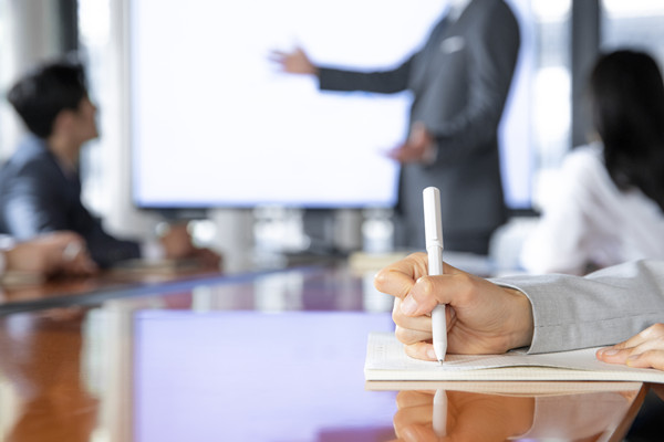 績效輔導(dǎo)：為員工提供指導(dǎo)和支持，促進(jìn)員工發(fā)展